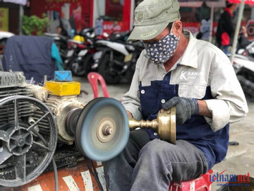 Đánh bóng lư đồng, làm đẹp bàn thờ gia tiên ngày Tết kiếm tiền triệu