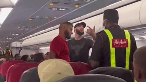 Hai du khách bị 'tống cổ' khỏi máy bay vì đe dọa tiếp viên, hành khách vỗ tay reo hò