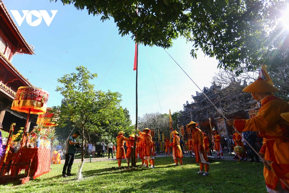 hue celebrates tet with re-enactment of royal style pole ceremony picture 1