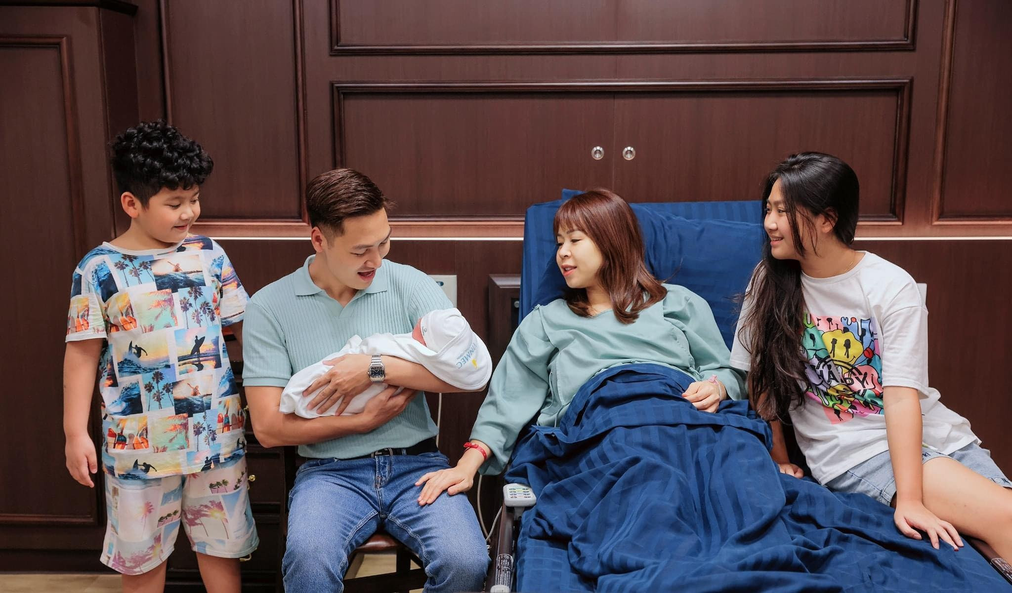 Mạnh Trường khoe ảnh con gái cao gần bằng bố, nhan sắc xinh đẹp trước tuổi - 3