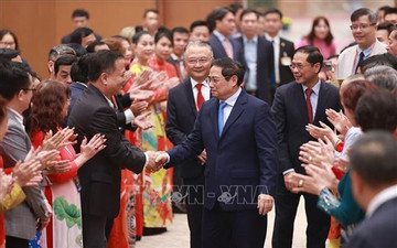 PM calls for OV's efforts to bring Vietnam, world closer