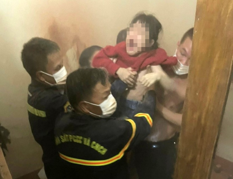 Ngày 14/1, Công an tỉnh Lào Cai cho biết, lực lượng cứu hộ vừa giải cứu thành công cháu bé bị mắc kẹt giữa 2 tường nhà.