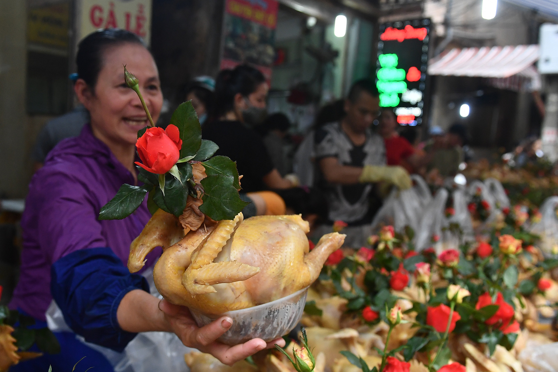 Gà cúng ngậm hoa hồng ở 'chợ nhà giàu' giá hơn 500.000 đồng/con vẫn hút khách