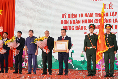 Thị xã Bình Minh đón nhận Huân chương Lao động hạng Nhất