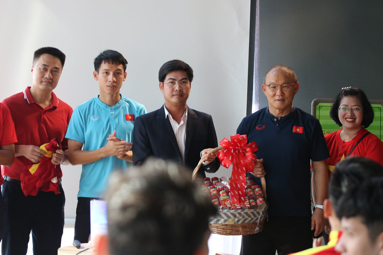 Tuyển Việt Nam nhận quà 'đặc biệt' trước trận tái đấu Thái Lan