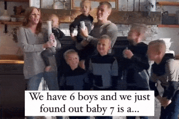 Gia đình có 6 con trai phản ứng đáng yêu khi biết sắp có bé gái