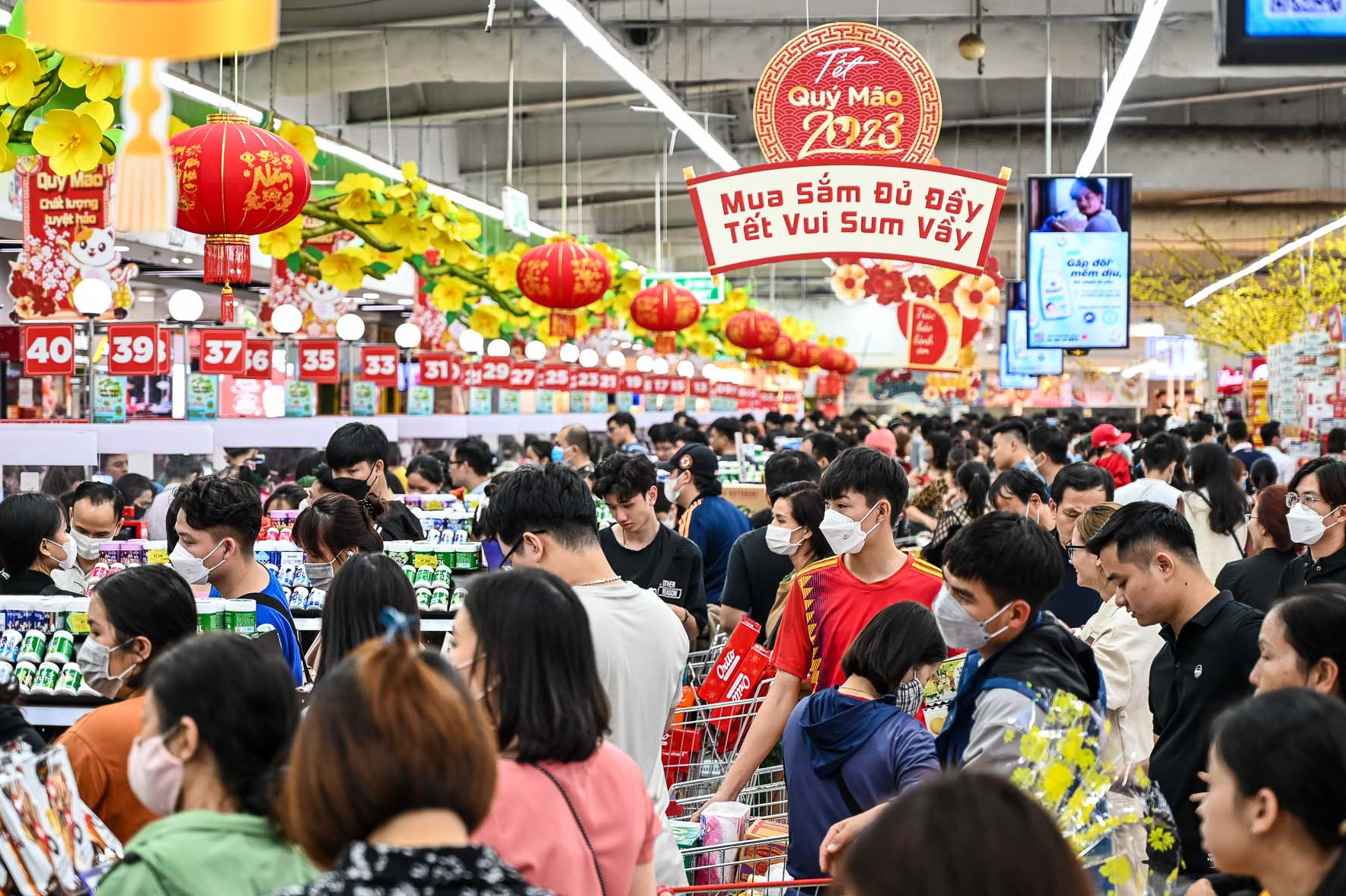 'Biển' người tràn về siêu thị mua sắm trước kỳ nghỉ Tết Quý Mão