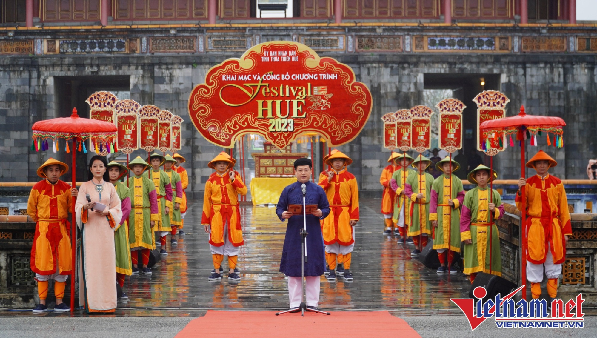Hue celebrates Tet with reenactment of royal style pole ceremony