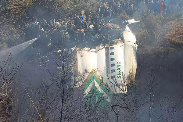 Khoảnh khắc máy bay Nepal chấp chới trước khi lao xuống núi, gần 70 người thiệt mạng