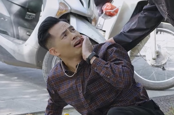 'Dưới bóng cây hạnh phúc' tập 3: Đạt đánh đồng nghiệp