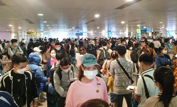 4 giờ sáng, sân bay Tân Sơn Nhất đông kín người về quê đón Tết