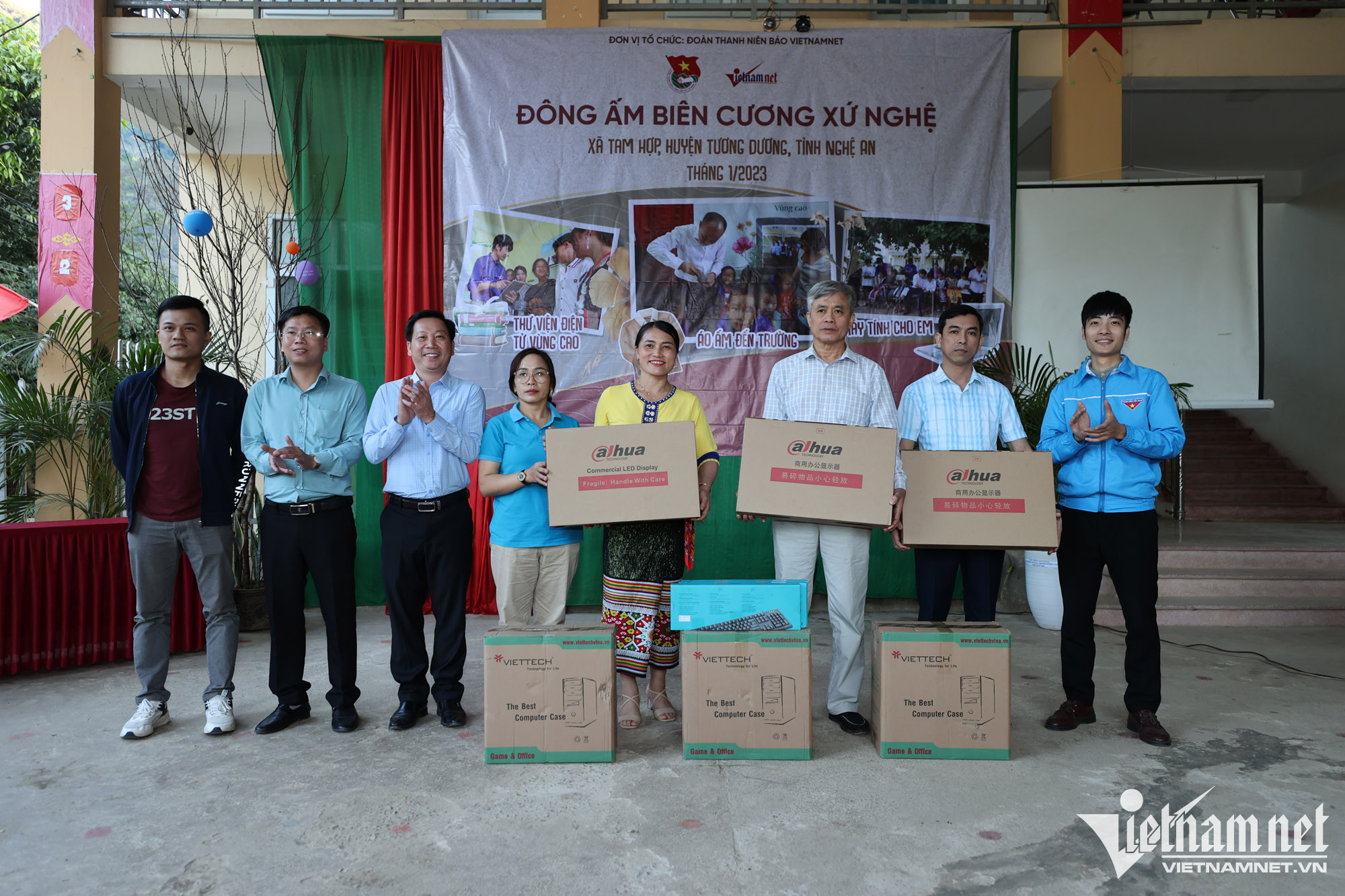 Báo VietNamNet trao nhiều món quà thanh niên tại Nghệ An