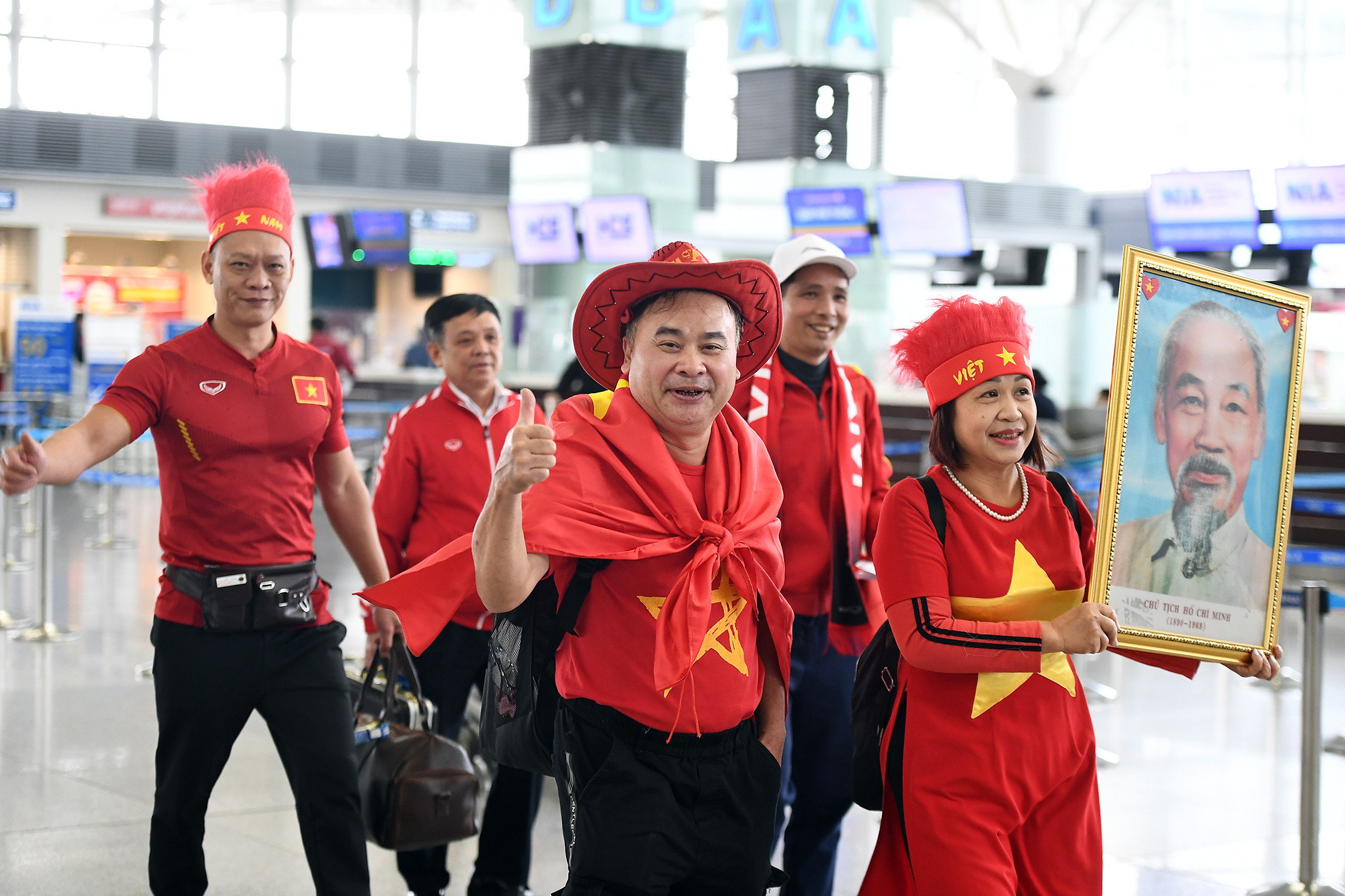 Người hâm mộ mặc áo đỏ ra sân bay trước giờ tuyển Thái Lan gặp Việt Nam