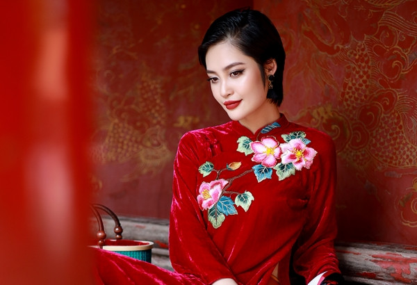 Hoa hậu Nông Thúy Hằng đẹp sắc sảo trong áo dài nhung