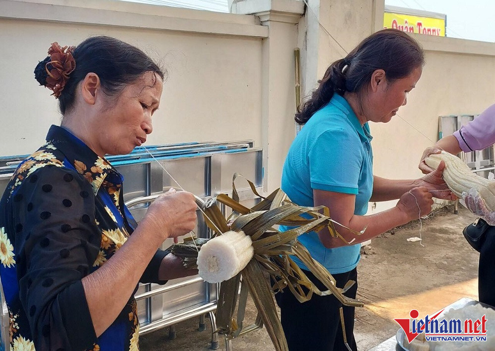 Gia đình tứ đại đồng đường làm bánh chưng lá mía