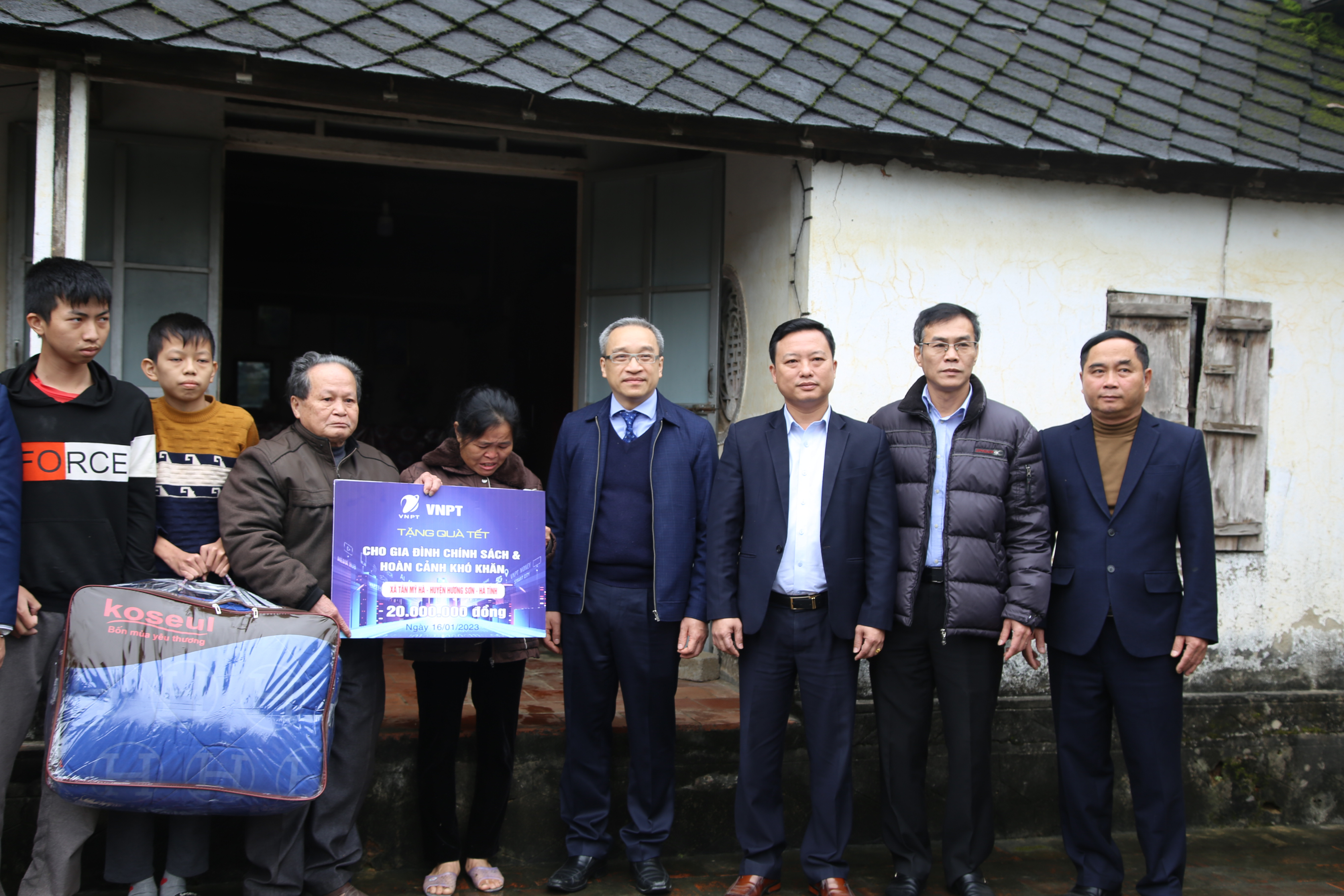 Bộ TT&TT tặng quà Tết cho nhiều gia đình chính sách, hộ nghèo ở Hà Tĩnh