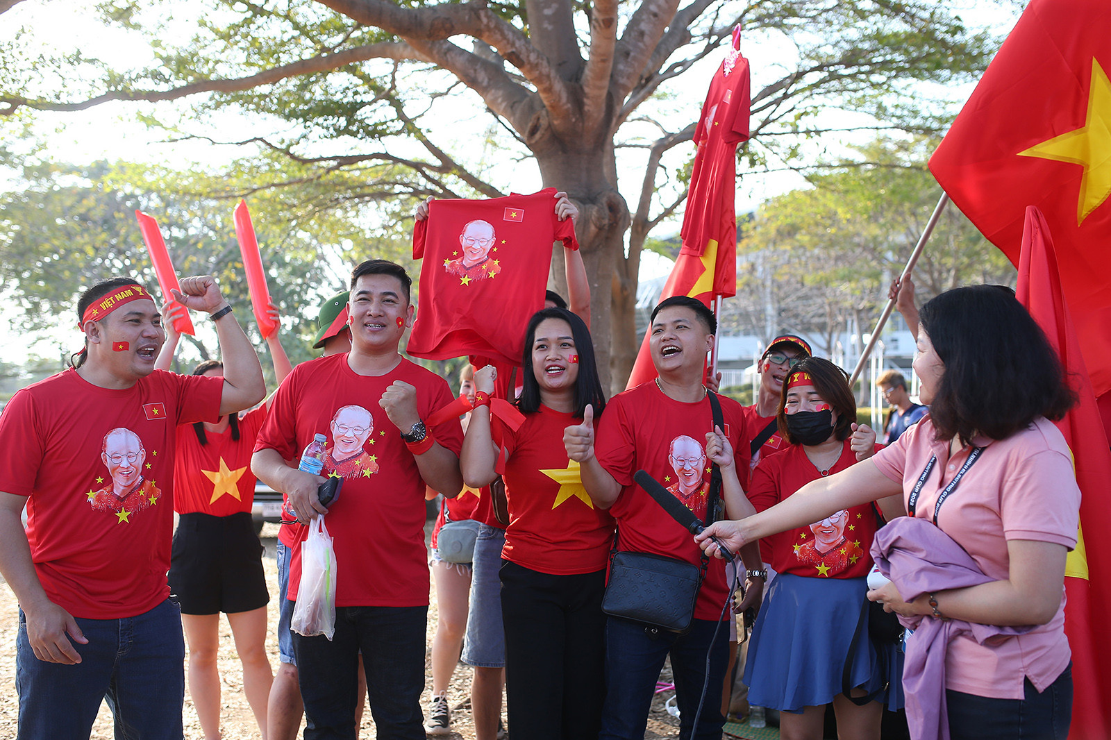 CĐV Việt Nam đổ bộ sân Thammasat &apos;tiếp lửa&apos; thầy trò HLV Park Hang Seo
