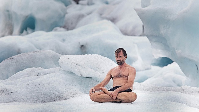 Bí ẩn ‘Người băng’ thoải mái tắm mưa tuyết, dầm mình trong băng