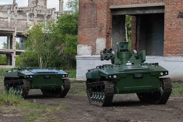 Nga mang robot chiến đấu tới Ukraine, Anh phủ nhận gửi trực thăng Apache cho Kiev
