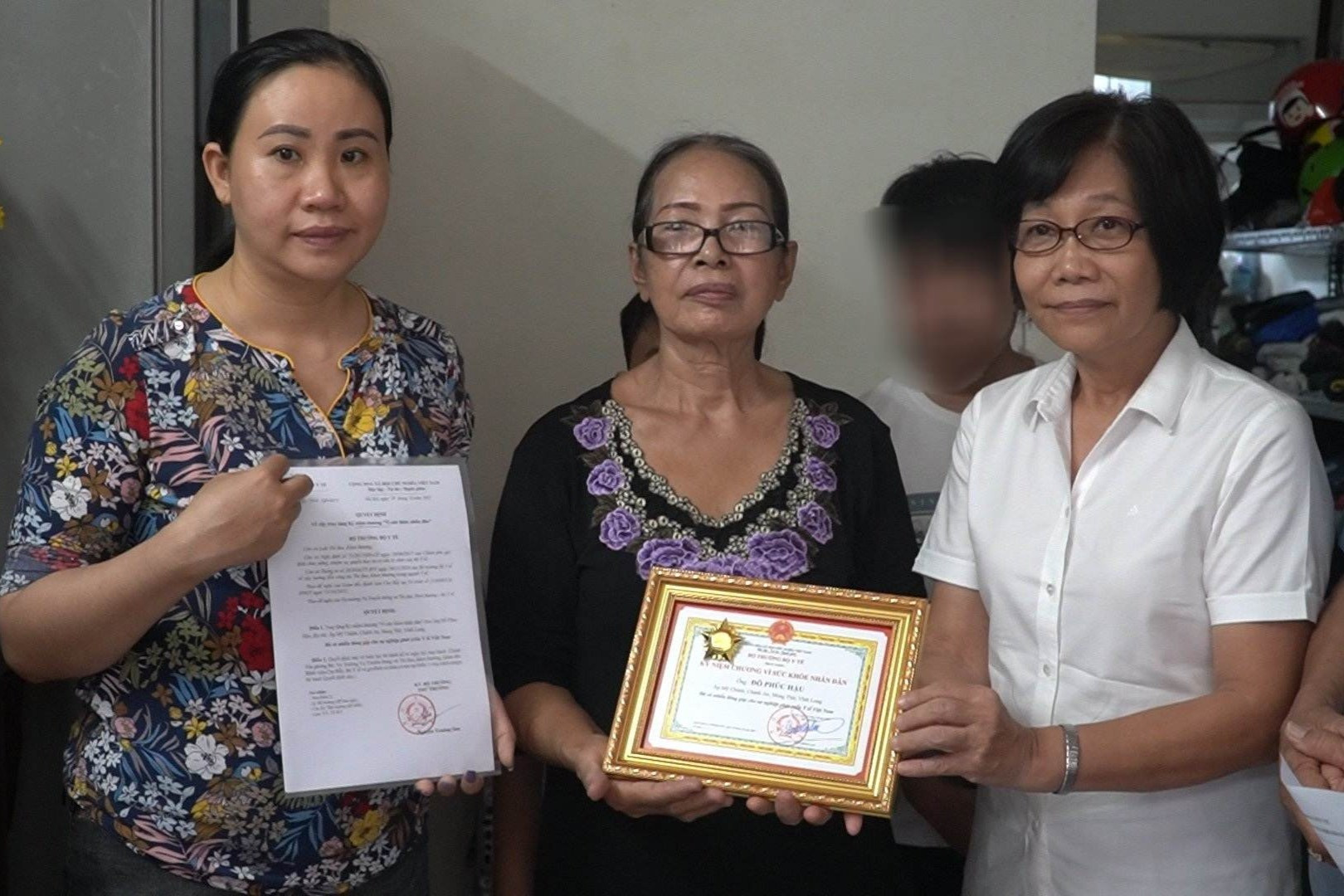 Gia đình bà Hồ Thị Ngọt xúc động đón nhận Kỷ niệm chương vì sức khỏe nhân dân
