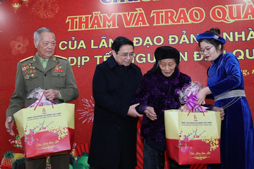 Thủ tướng chúc Tết mẹ Việt Nam anh hùng, đồng bào, chiến sĩ tại vùng biên giới Cao Bằng