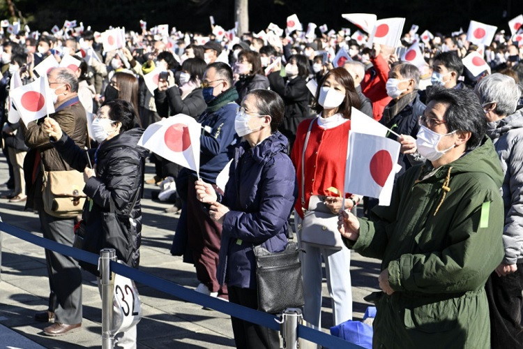 Nhật Bản tính bỏ yêu cầu người dân đeo khẩu trang ở không gian kín