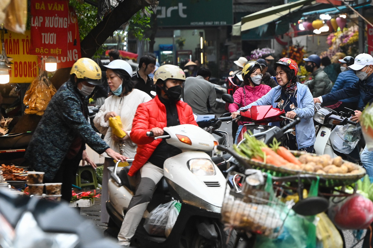 Chen chân mua bánh kẹo, giò chả chiều chủ nhật cuối cùng năm Nhâm Dần