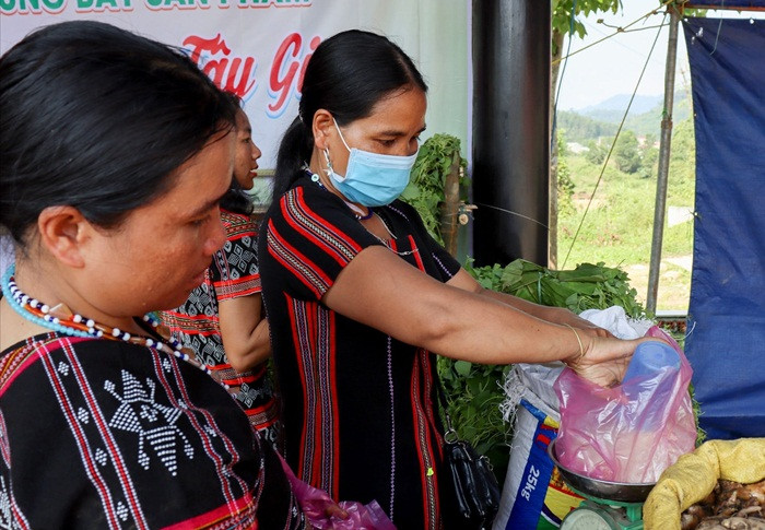 Tích cực chăm sóc sức khỏe cho đồng bào dân tộc thiểu số ở Tây Giang