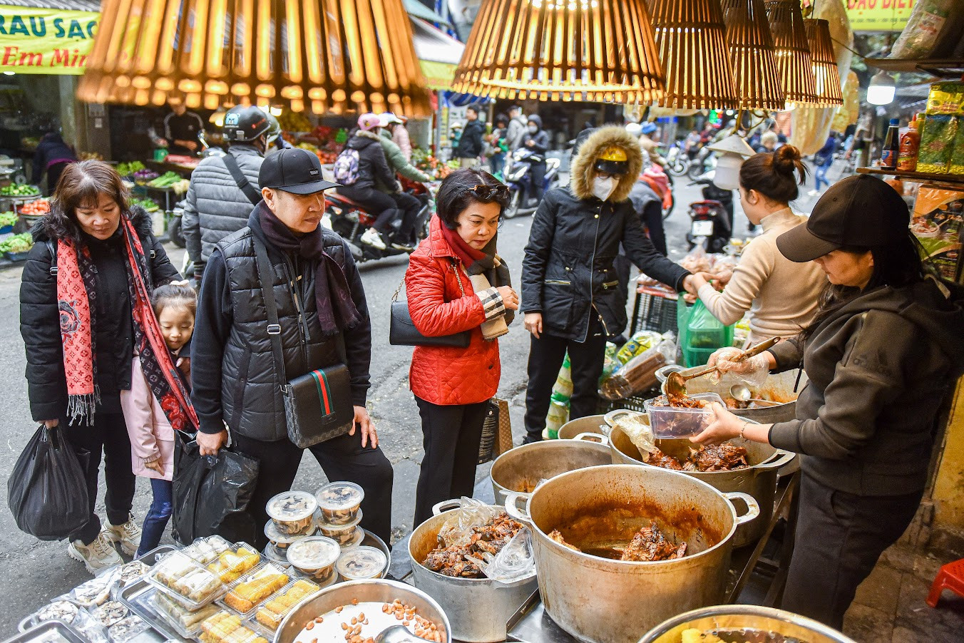 'Chợ nhà giàu' Hà Nội tấp nập ngày giáp Tết, khách bước chân vào rút ví mỏi tay