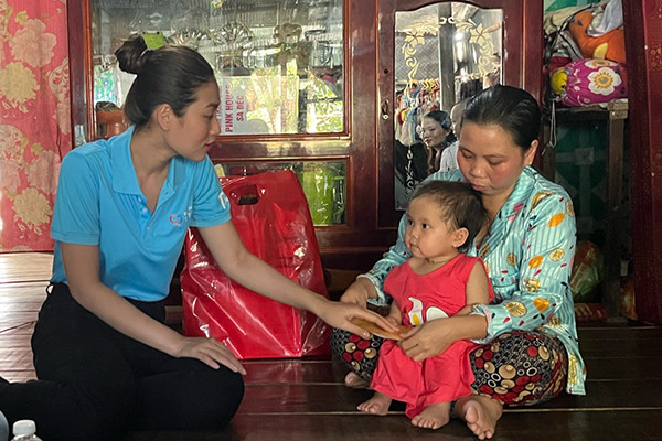 Thiên Ân bật khóc thăm gia đình bé Hạo Nam, Wowy tặng quà trẻ em nghèo