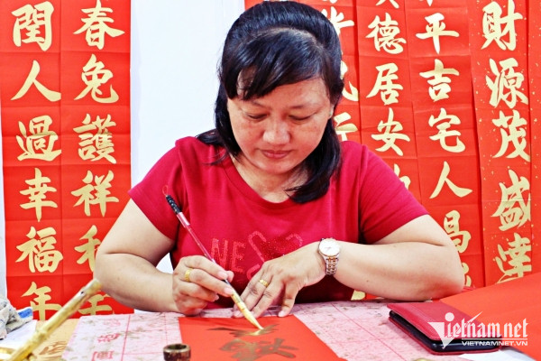 Cận Tết, gia đình Sài thành viết ngàn câu đối may mắn mỗi ngày
