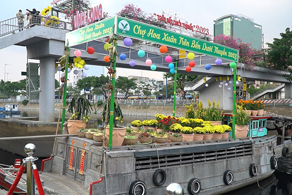 TP.HCM: Ghe thuyền tấp nập ở chợ hoa Tết trên bến Bình Đông