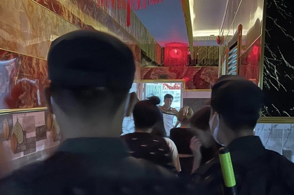 Phát hiện 2 nữ nhân viên massage kích dục cho khách