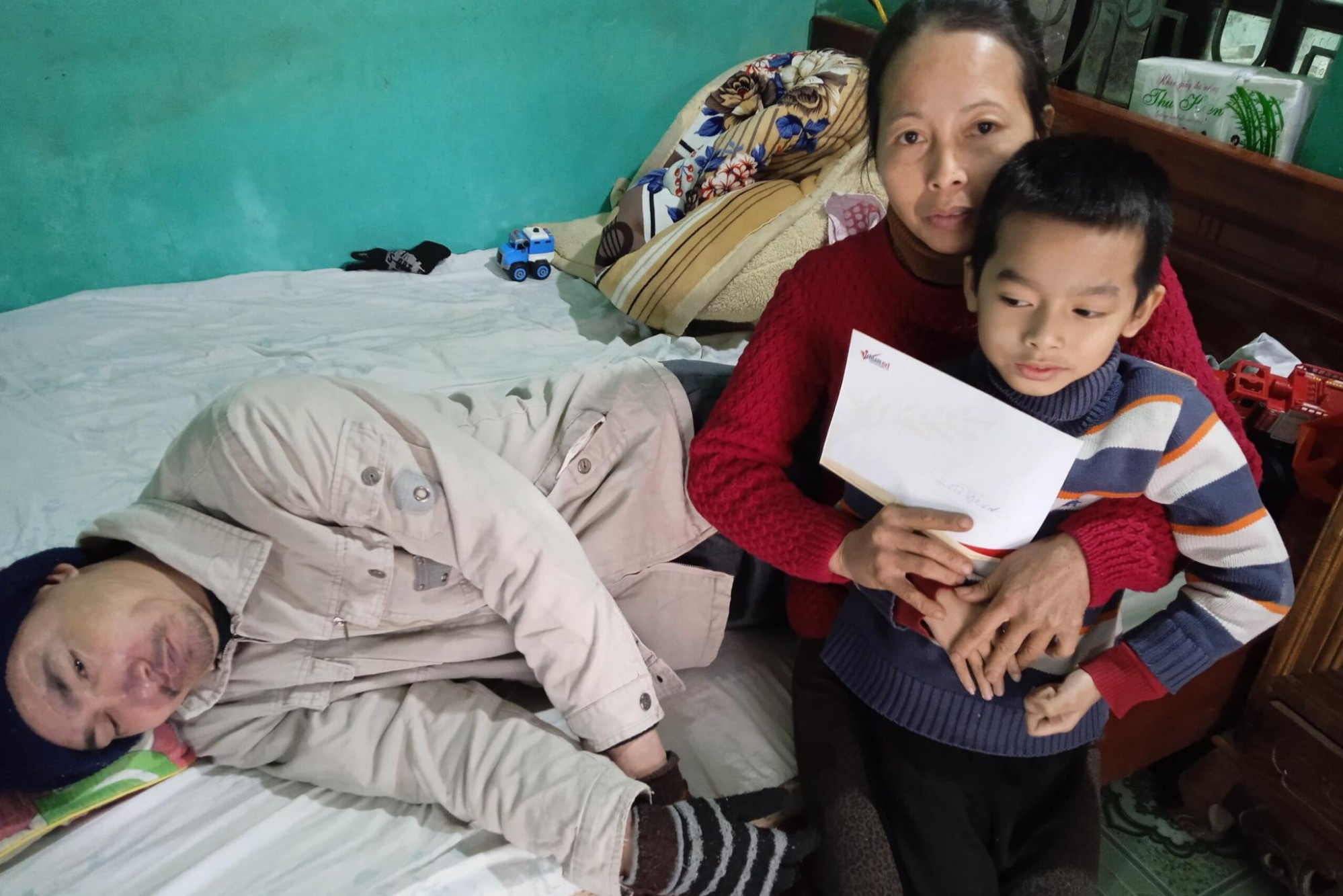 Trao hơn 35 triệu đồng đến gia đình anh Lại Văn Tùng bị ung thư