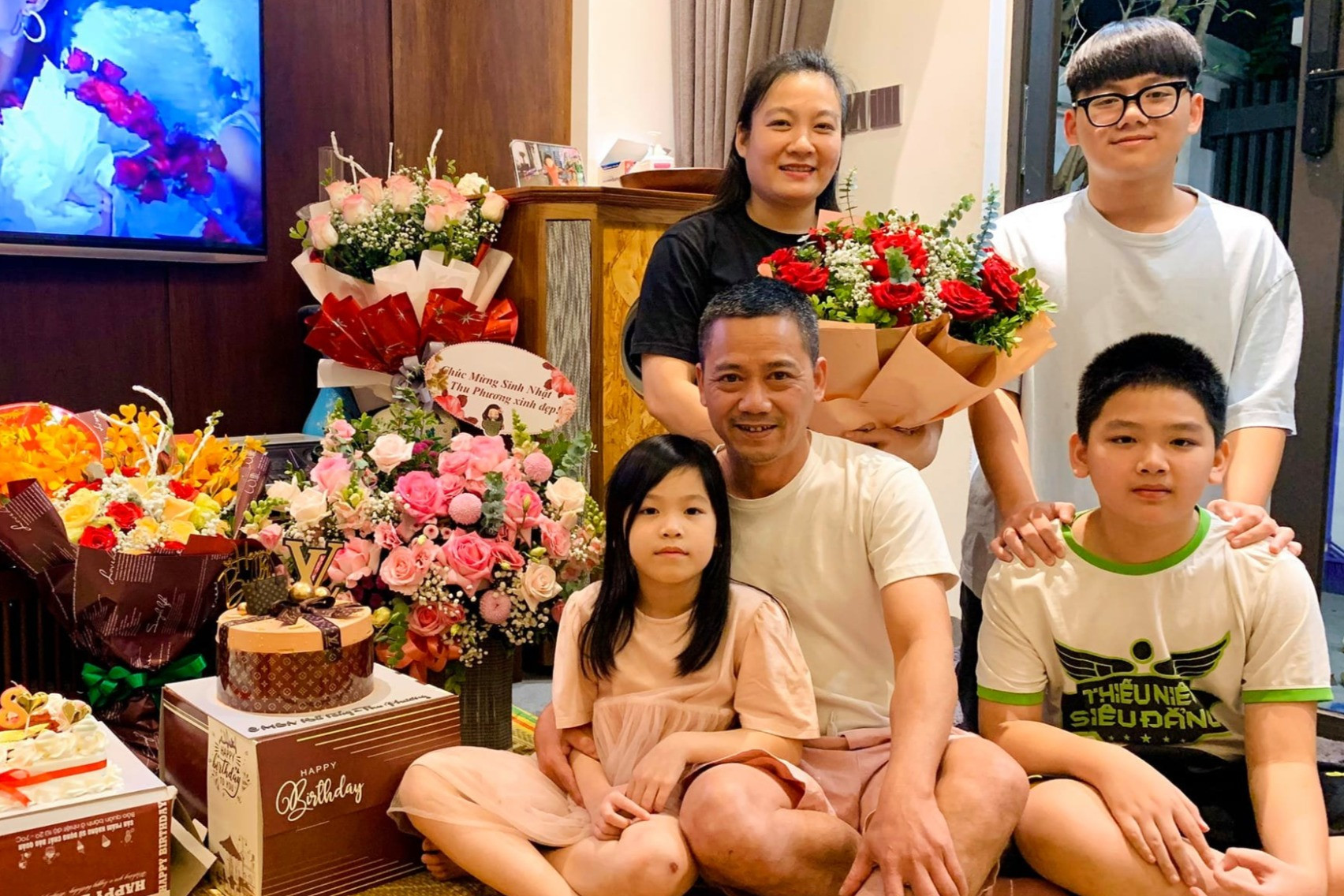 'Ông trùm làng hài Tết' viên mãn bên vợ trẻ kém 9 tuổi cùng 3 con