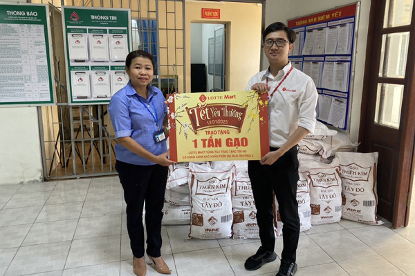 LOTTE Mart trao tặng 15 tấn gạo cho các gia đình khó khăn