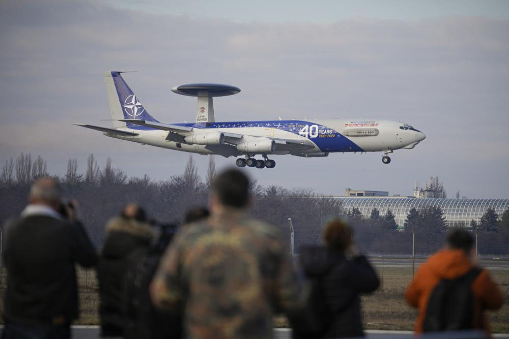 NATO cử máy bay đến Romania, Kazakhstan dừng cho dân Nga lưu trú vô thời hạn