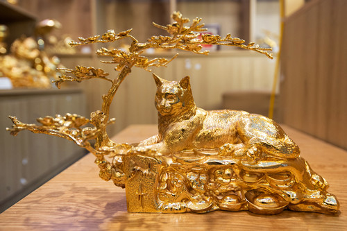 Tượng mèo dát vàng 24K giá chục triệu đồng đón Tết