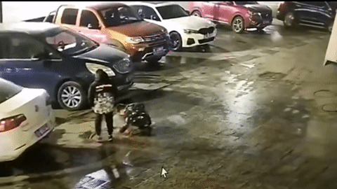 Cậu bé nghịch dại ném pháo xuống cống khiến nhiều ô tô bị hư hỏng
