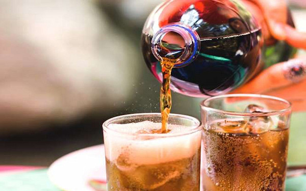 Uống rượu, bia pha chung nước ngọt có giảm say?
