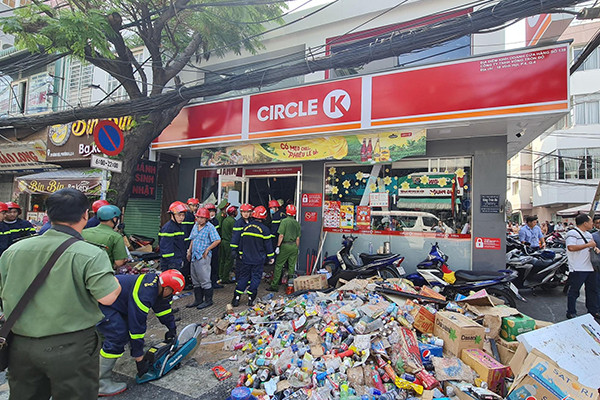 TP.HCM: Sập cửa hàng tiện lợi, một người tử vong