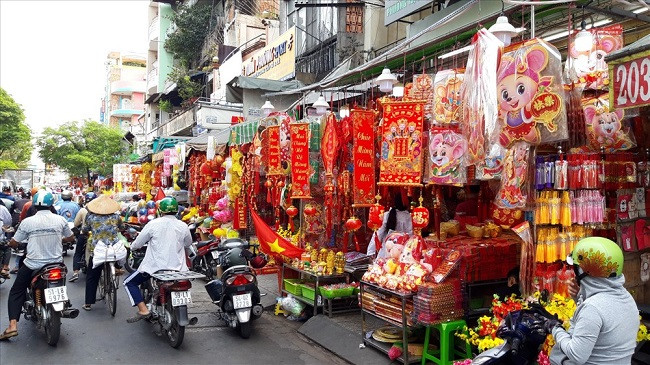 TP.HCM: Đèn lồng, câu đối rực rỡ 'nhuộm đỏ' phố bán đồ trang trí Tết