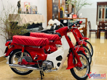 Hà Nội: Cặp đôi xe máy cổ Honda DD đỏ rao bán giá 800 triệu đồng