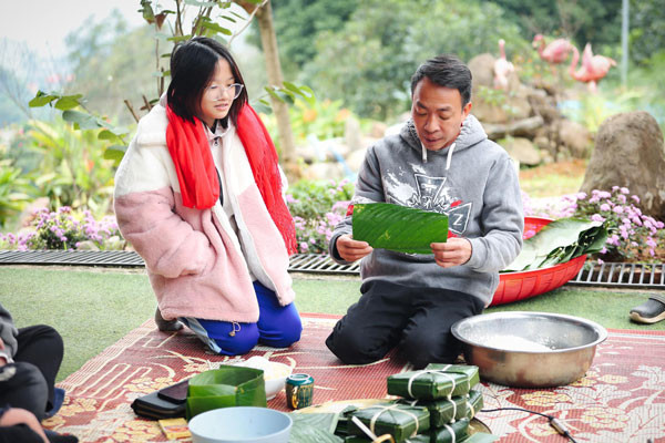 Việt Hoàn cùng con gói bánh chưng ở trang trại 10.000m2