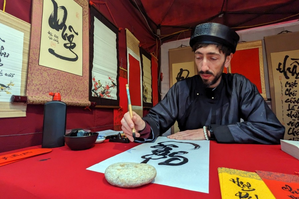 First foreign calligrapher joins Vietnamese Spring Calligraphy Festival