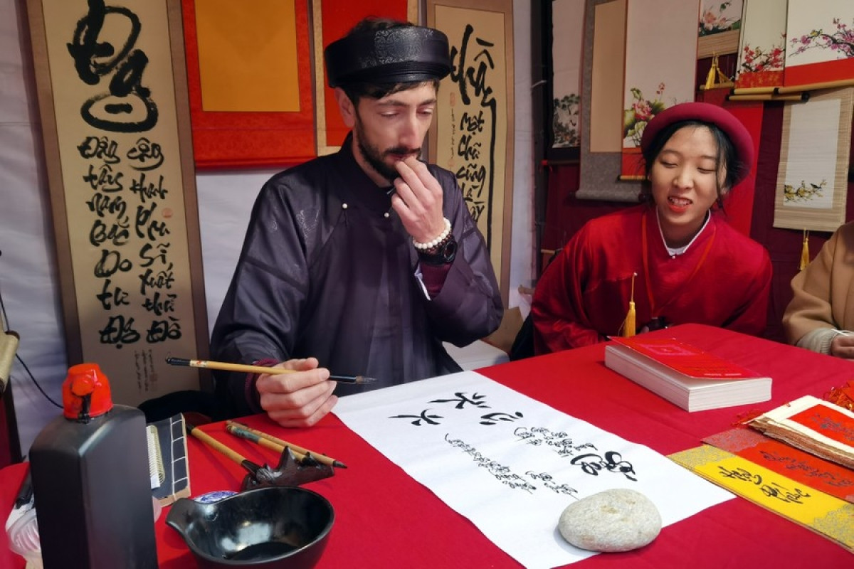 first foreign calligrapher joins vietnamese spring calligraphy festival picture 2