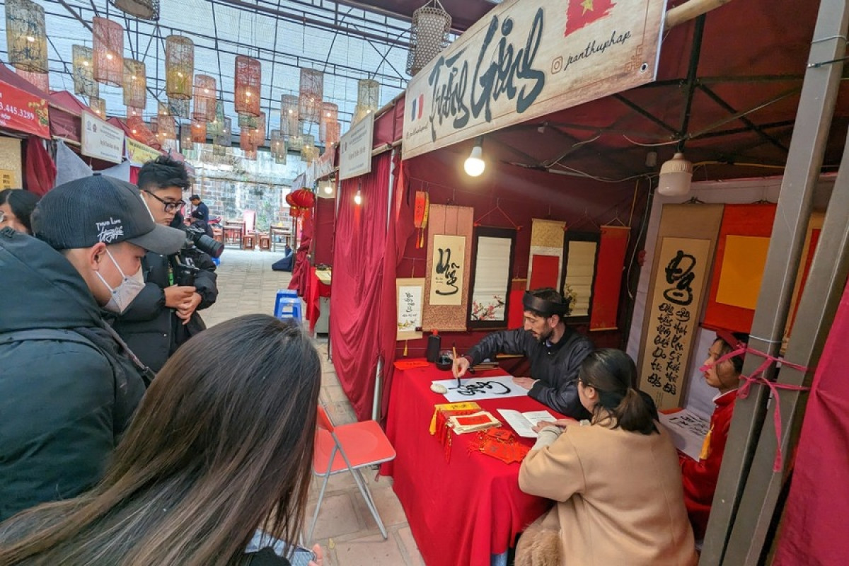 first foreign calligrapher joins vietnamese spring calligraphy festival picture 9