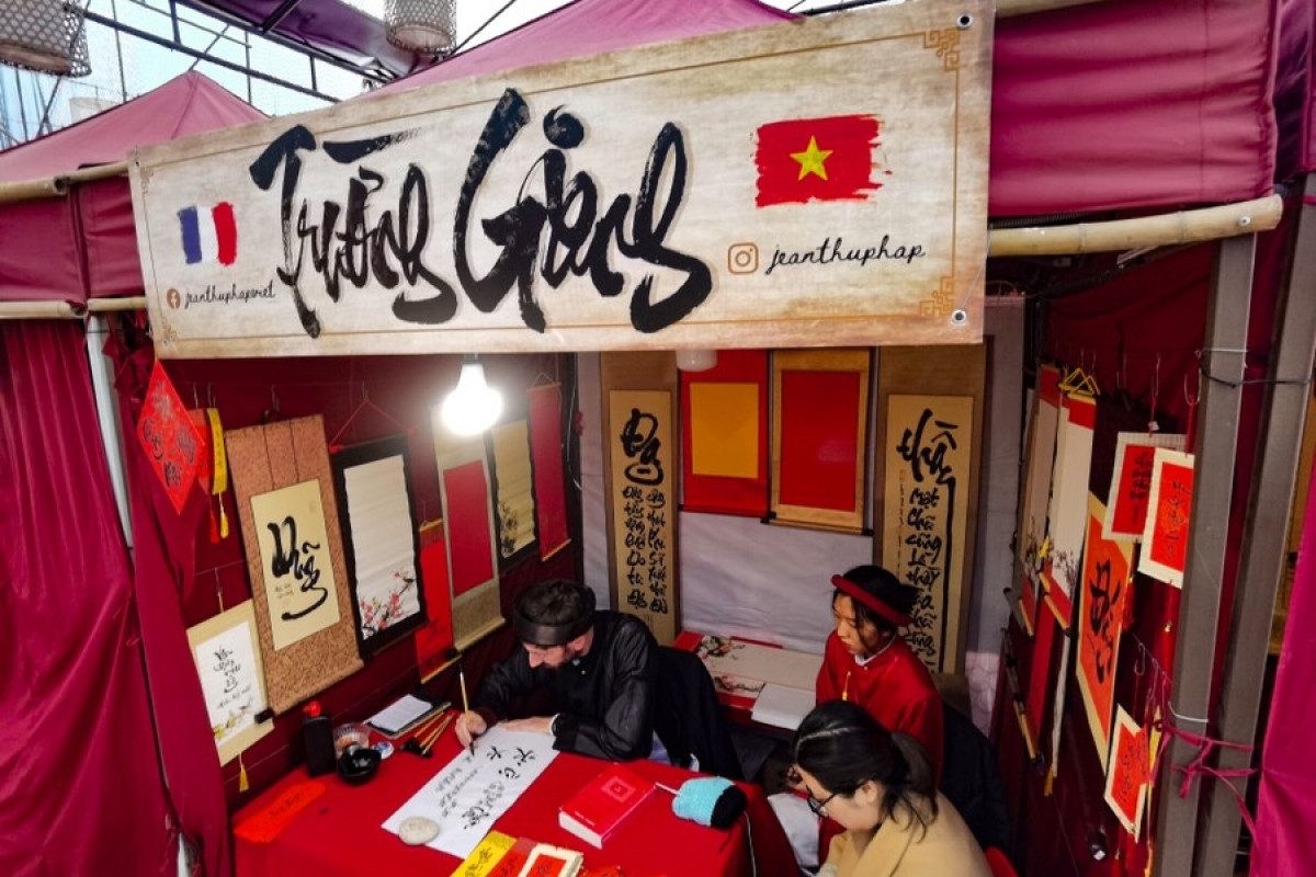 first foreign calligrapher joins vietnamese spring calligraphy festival picture 1