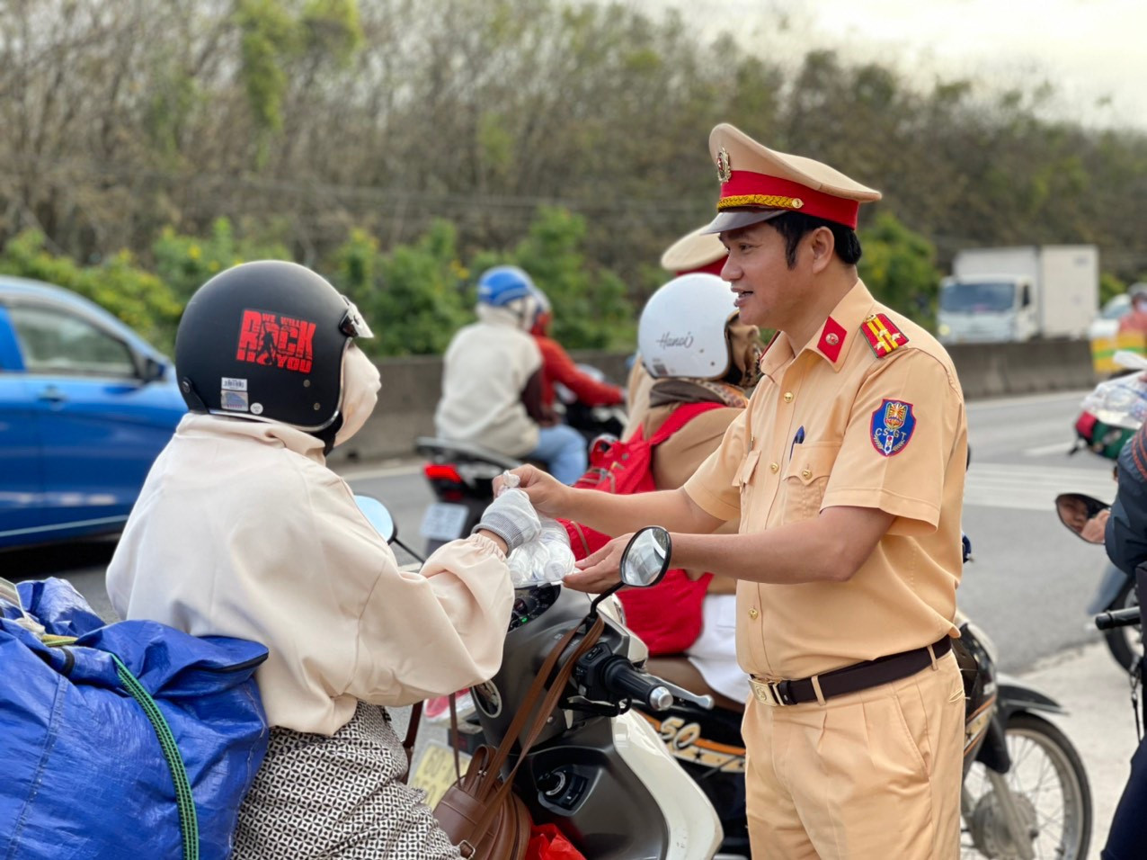 CSGT Đồng Nai tặng nước, mũ bảo hiểm cho người dân trên đường về quê đón Tết