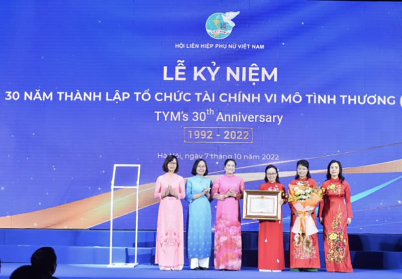 100% khách hàng tiếp cận dịch vụ tài chính thông qua ứng dụng trên thiết bị thông minh